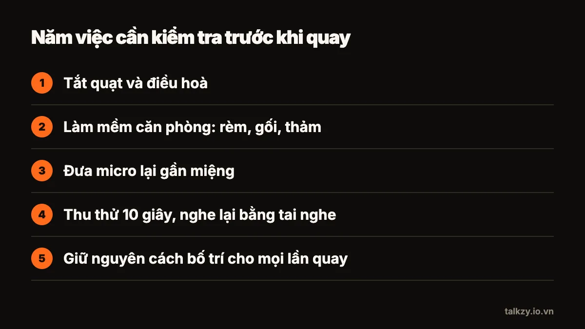 Sơ đồ: năm bước kiểm tra âm thanh — tắt quạt và máy lạnh, làm phòng mềm hơn bằng rèm và gối, đưa micro gần miệng, ghi thử 10 giây và nghe bằng tai nghe, giữ nguyên cách bố trí cho mọi lần quay