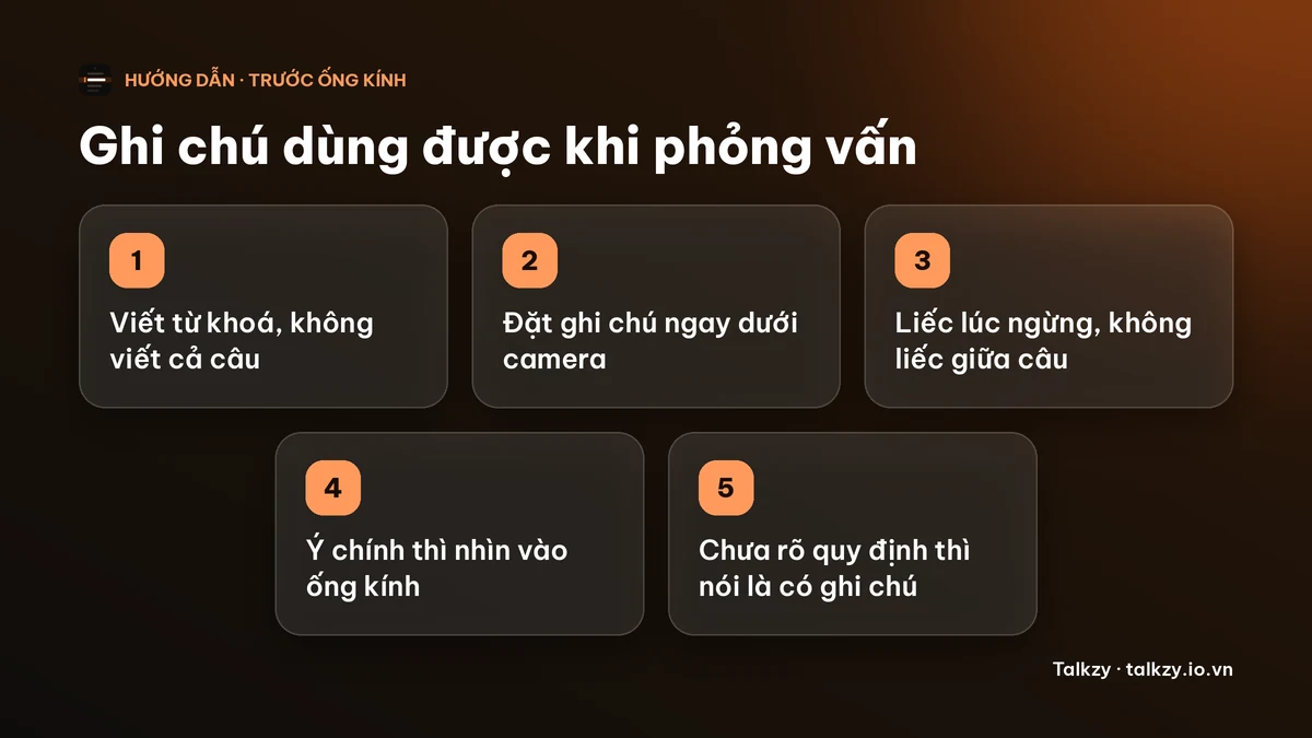 Sơ đồ: năm bước — viết từ khoá thay vì câu, đặt ghi chú dưới camera, liếc nhìn lúc ngừng, trả lời nhìn vào ống kính, nói cho họ biết nếu bạn dùng ghi chú